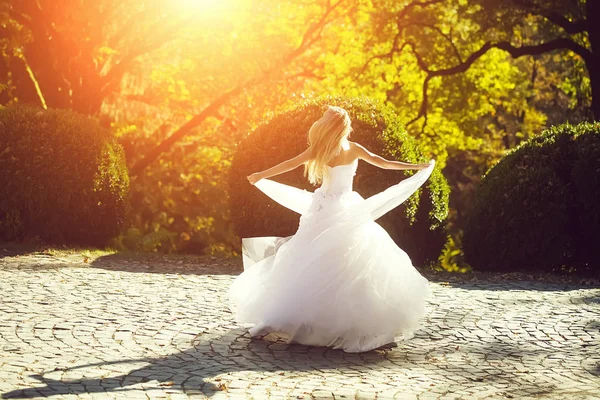 Bruid in mooie jurk buiten — Stockfoto