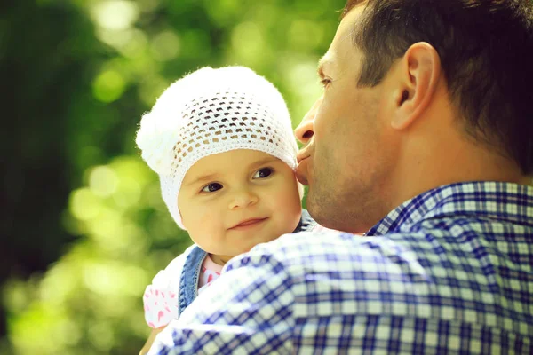 Pai beijando e segurando filha — Fotografia de Stock