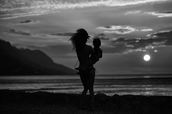 Mutter und Sohn am Strand — Stockfoto