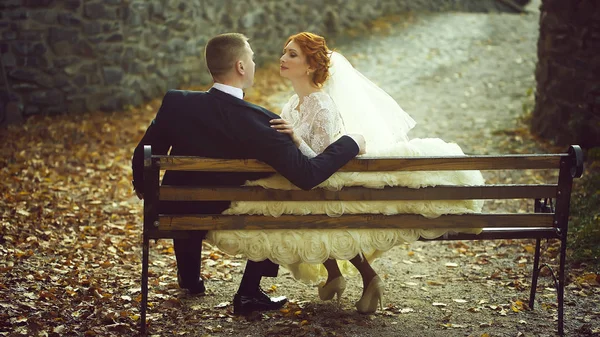 新婚夫妇在长椅上 — 图库照片