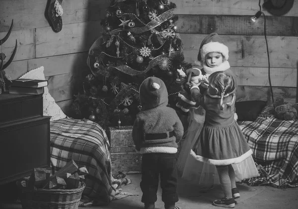 Nový rok malé dívky a chlapce, štěstí. — Stock fotografie