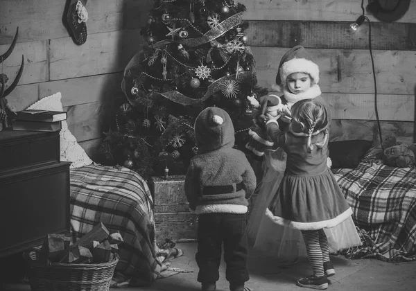 Año nuevo niña y niño, felicidad . —  Fotos de Stock