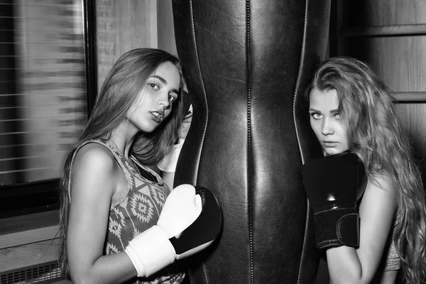 Duas meninas bonitas boxers perfurando — Fotografia de Stock