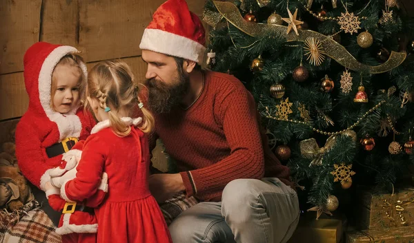 Anno nuovo piccola ragazza e uomo, fiaba . — Foto Stock