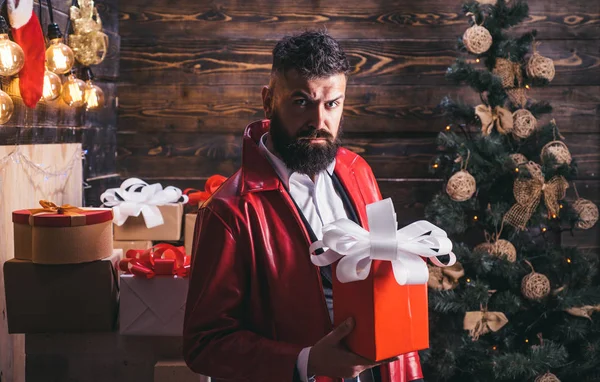 Skäggiga moderna santa önskar god jul och gott nytt år. Nya året presentbox. Tomte med julklappar. — Stockfoto