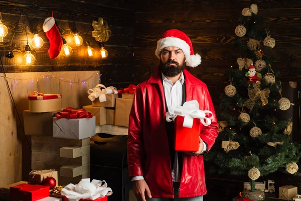 Papai Noel barbudo deseja Feliz Natal e Feliz Ano Novo. Hipster moderno Pai Natal. Papai Noel com caixa de presente de Natal vermelho . — Fotografia de Stock