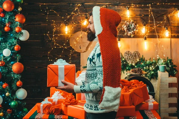 Ritratto di un Babbo Natale maturo brutale con regalo. Babbo Natale augura Buon Natale. Regalo di Capodanno. Giorno del Ringraziamento e Natale . — Foto Stock