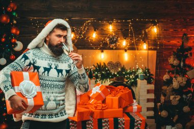 Noel Baba mutlu noeller diliyor. Şükran Günü ve Noel. Hediyeler. Yeni yıl konsepti. Yeni yıl partisi.