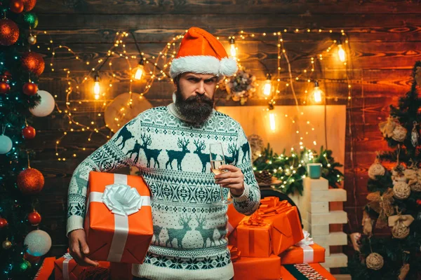 Santa Χριστούγεννα σας εύχεται καλά Χριστούγεννα. Γενειοφόρος άνδρας με πουλόβερ Χριστούγεννα. Δώρα παράδοση. — Φωτογραφία Αρχείου