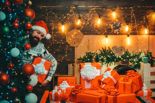 Brodaty nowoczesny Mikołaj w sweter z dzianiny. Prezent na nowy rok. Santa Claus prezentów prezent. Portret brutalne dojrzałe Santa Claus. — Zdjęcie stockowe