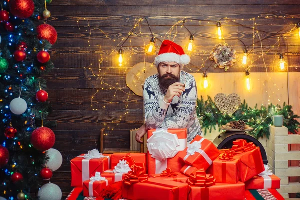 Uomo nuovo anno vigilia. Cattivo Babbo Natale col cappello da Babbo Natale. Uomo di Natale col cappello da Babbo Natale. Decorazioni natalizie . — Foto Stock