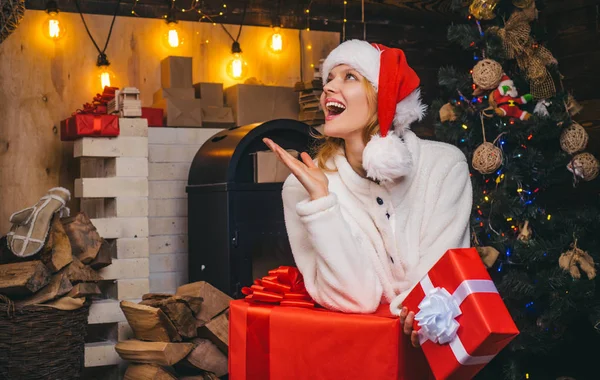 Noel tatillerinde indirimli indirimler. Noel hazırlığı. Noel hediyesi. Yeni partiniz kutlu olsun. Eski ahşap arka planda poz veren seksi Noel Baba kadın. Noel Baba pozu. — Stok fotoğraf