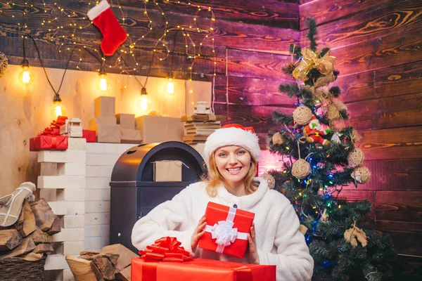 Femme sourire Noël. Arbre de Noël. Préparation de Noël. Belle femme souriante. Fille souriante en costume de Père Noël. Veille de Noël . — Photo