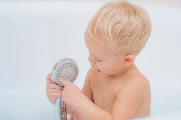 Малюки розважаються у ванні з милом. дитячі іграшки для купання . — стокове фото