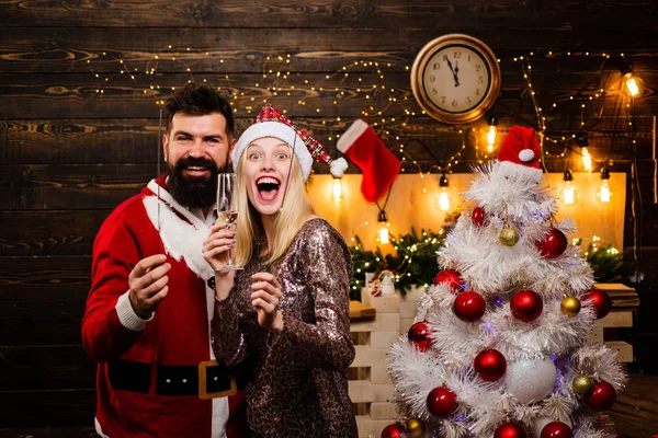 Retrato de um jovem lindo casal sorridente em casa humor de Natal. Faz cara engraçada. Um casal apaixonado. As meninas bêbadas celebram o Ano Novo. Ter um dia louco com um amigo . — Fotografia de Stock