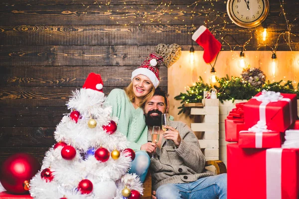 홈 크리스마스 분위기입니다. 홈 휴일입니다. 커플 축 하 새 해입니다. 크리스마스 선물입니다. 2019를 축 하 하는 친구. 그의 아내와 함께 가정에서 산타. — 스톡 사진