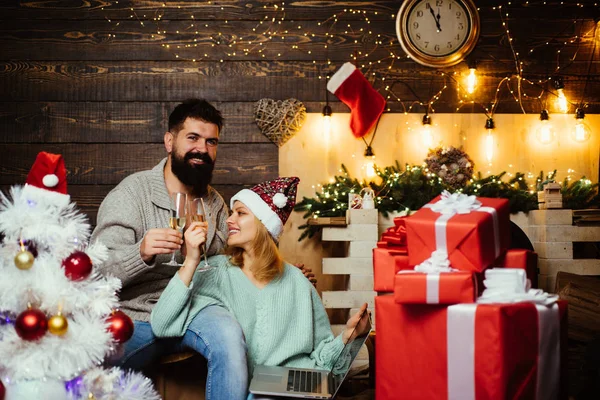 Sanna känslor. Vänlig och glädje. Lyckliga paret i Tomtemössa på Xmas familjefest. Christmas party personer. Nytt år firande människor. — Stockfoto