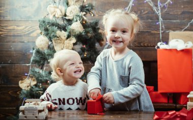 Noel ve mutlu tatiller. Noel ağacı süsle. Sevimli küçük çocuk kız kapalı Noel ağacı süsleme. Noel Noel kış tatil kavramı.