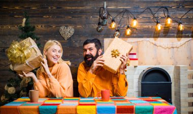 Kış freands. Mutlu Noeller ve mutlu yeni yıl. İki aşık. Noel iç. Aile mutluluk kavramı. Yeni Yılınız Kutlu Olsun.