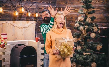 Komik Noel 'ler ve mutlu yıllar. Zarif parti eğlencesi. Yeni yıl hediye kutusu.