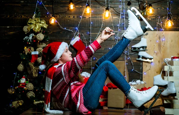 Bílé brusle. Vánoční Xmas Zimní dovolená concept. Roztomilý malý puberťák slavit Vánoce. Funny dítě drží vánoční dárek. Oslav svátek. — Stock fotografie