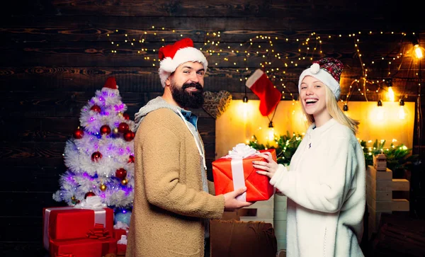 Las parejas activas celebran la Navidad. Emociones humanas positivas expresiones faciales. Amor. Pareja de cómics: loco celebrar . —  Fotos de Stock