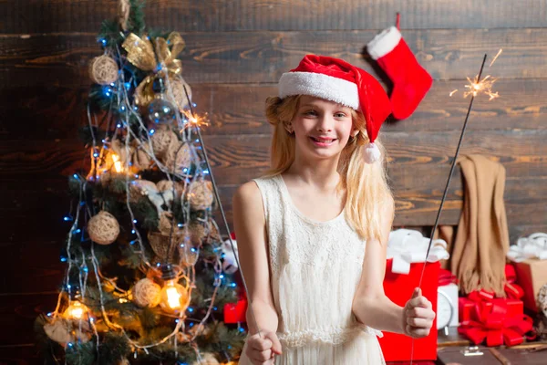 Šťastná holčička s Vánoční dárková krabička. Veselá roztomilá holčička otevření vánoční dárek. Otevírání dárků na Vánoce a nový rok. Funny dítě drží vánoční dárek. — Stock fotografie