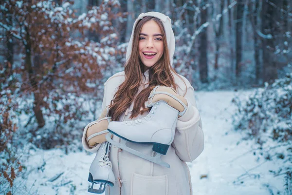 Mädchen spielt mit Schnee im Park. Frauen am Berg. schönes Mädchen im Winterwald in weißer Daunenjacke. Winterweib. — Stockfoto
