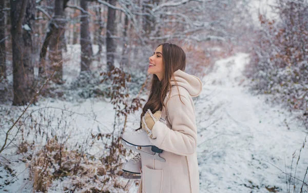 Εικόνες για το χειμώνα. Χειμωνιάτικα Ρούχα γυναίκα. Εποχή του χειμώνα. Μοντέλα διασκεδάζοντας στο χειμερινό πάρκο. — Φωτογραφία Αρχείου