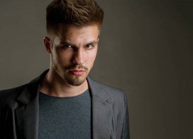 Moda portre bir adam. moda tıraşsız sakallı adam. yüz duygular. erkek bakım ve Kuaför. adam. Sakal ve yüz bakımı. ciddi ve kendinden emin bir işadamı, kopya alanı. İşletme uzmanları