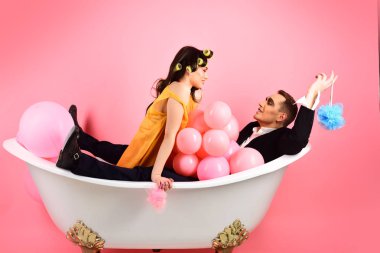Rutin bakım saç. Banyo küveti aşık çift. Birkaç MIME adam ve seksi kadın banyo keyfini çıkarın. Kabarcık banyo günü. Güzellik rutin ve kişisel hijyen. Banyo hijyen alışkanlıkları. Düzenli bakım