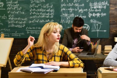 Eğitim ve okul kavramı - öğrenciler elleriyle kitap veya ders kitapları yazma öğrenme insanlar. Öğrenciler, öğretmenleri ile olumlu ilişkiler kurmak. Öğretmek bilgi paylaşma olanağı olduğunu.