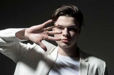 Kalça ve şık. Gizem göz moda adam. Güzellik ve moda. Trendy bir görünüm olan adam. Saç stili ve cilt bakımı. Modern erkek. Hırslı ve yakışıklı. Tüm gizleme