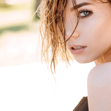 Gorgeous saç en iyi intikam olduğunu. Makyaj güzellik bak modeliyle. Şehvetli makyaj göz seksi kadınla. Güzel kadın giyim uzun ve ıslak saçlar. Saç ve güzellik salonu. Saç güzelliği olduğunu