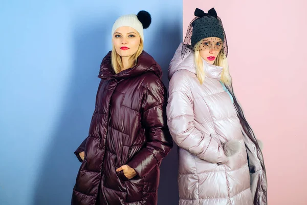 Håller dig varm denna vintersäsong. Sexiga kvinnor bära varma vinterjackor. Vintern modetrender. Vackra kvinnor i fashionabla puffers. Fashion modeller i hattar med päls. Håller varm och ser bra ut — Stockfoto