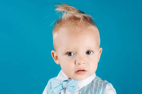 Haarpflegeprodukte. Kleines Kind mit unordentlichem Haarschnitt. kleines Kind mit Kurzhaarschnitt. Junge Kind mit stilvollen blonden Haaren. gesunde Haarpflege-Tipps für Kinder. trendiger cooler Haarschnitt, Kopierraum — Stockfoto