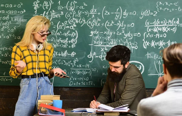 Docenten vullen andere rol dan leerkrachten en ouders. Leraren reputatie is goud. Terug naar school. Universiteit studeren vrienden studeren en lezen van een boeken in de klas. — Stockfoto