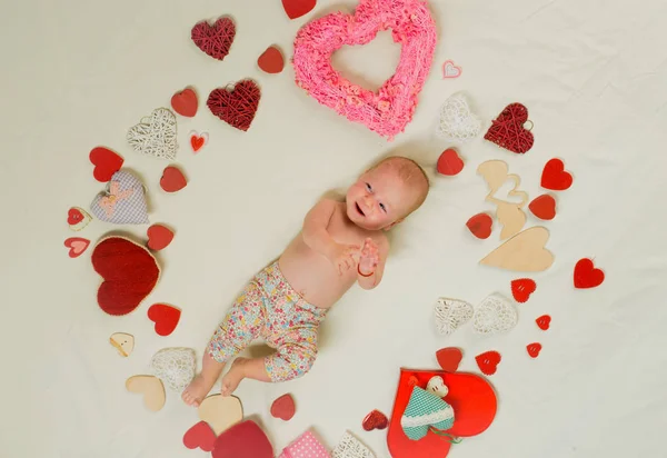 Alla hjärtans dag närvarande. Söta lilla bebis. Nytt liv och födelse. Liten flicka bland röda hjärtan. Familj. Barnomsorg. Kärlek. Porträtt av glada lilla barnet. Barndomen lycka. Alla hjärtans dag — Stockfoto