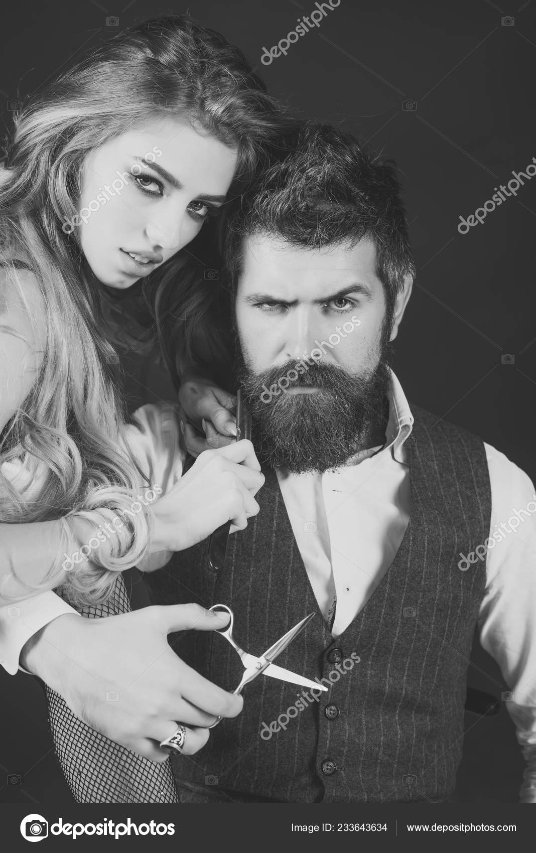 Homme Barbu Et Une Femme Sexy Avec Long Cheveux Bouclés