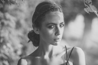 Moda ve kadın ile şık makyaj yaratıcı saç modeli