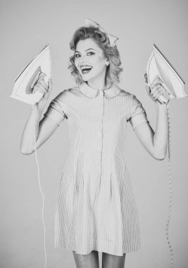 Komik pin-up temizlikçi kadın eğleniyor