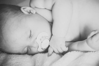 Emzik ağzında bebek uyku