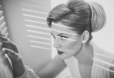 Konsantre yüz makyaj ile kadınla görünüyor dairelerin casusluk.