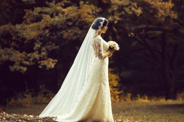 Ormandaki genç gelin