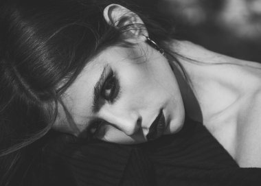 zarif kız çıplak boyun, güzellik. Yumuşak deri ve makyaj kadın ile.