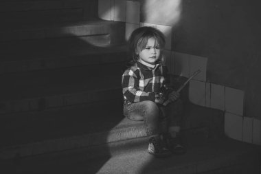 Sarı saçlı çocuk evi merdivenlerde otur