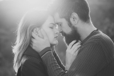 Sakallı hassasiyet ile kadının kafa tutan, yakın çekim.