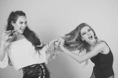 Sarışın kadın saç modeli yapma saç stilisti