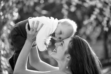 Mutlu sevimli bebek çocuk ve annesi eğleniyor