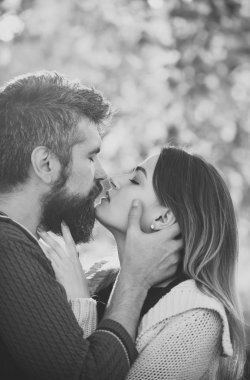 Sakallı hassasiyet ile kadının kafa tutan, yakın çekim.